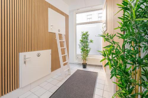 维也纳Robin Wood Apartment的浴室拥有绿色植物和镜子