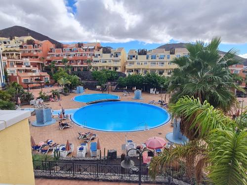 阿罗纳CASA PARAISO的享有度假村游泳池的景色