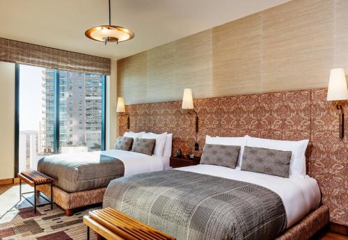 奥斯汀Austin Proper Hotel, a Member of Design Hotels的酒店客房设有两张床和窗户。