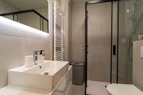 萨格勒布Flexible SelfCheckIns 63 - Zagreb - Parking - Loggia - Brand New的白色的浴室设有水槽和淋浴。