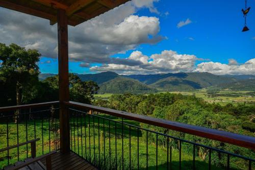 乌鲁比西Pousada Colina do Sol的小屋门廊享有山景。