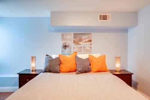 奥克兰Bikeable Apartment - 2 Mi to Downtown Oakland!的一间卧室配有一张带橙色枕头的大床