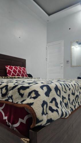 卡拉奇Luxury Hotel Rooms的床上有黑白毯子
