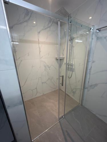 圣马格雷滕Café Cuore的浴室里设有玻璃门淋浴