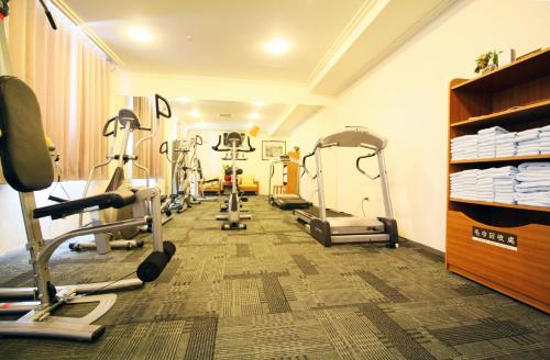 马公雅霖大饭店的一间健身房,里面配有几台跑步机