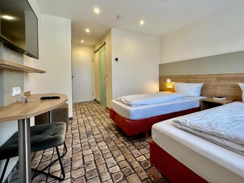 吕德斯海姆科兰切酒店的酒店客房配有两张床和一张书桌