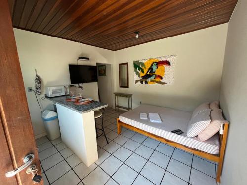 弗洛里亚诺波利斯Loft Canarinho - Praia do Campeche的小房间设有一张床和一张书桌