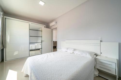 Aluguel Apartamento 2 Suítes em Bombas客房内的一张或多张床位