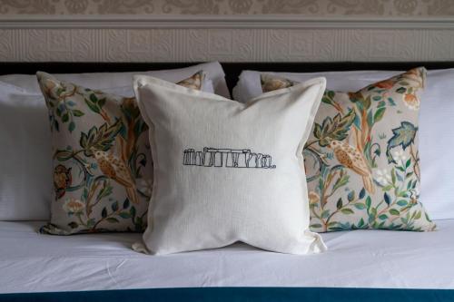 埃姆斯伯里费尔劳恩别墅酒店的床上的白色枕头上写着无穷字