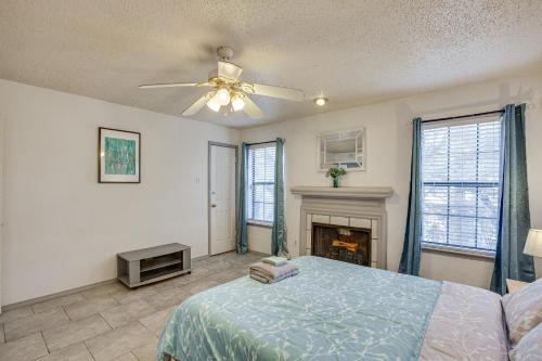 达拉斯Inviting Dallas Condo Less Than 2 Mi to NorthPark!的一间卧室配有一张床和一个壁炉