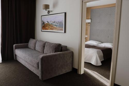 布克维VILSON hotel的客厅配有沙发和1张床