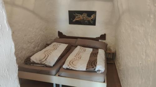 巴萨Cuevas Althea的一间小客房内配有两张床的卧室