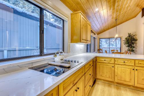特拉基Gold Bear的一个带木制橱柜和大窗户的厨房