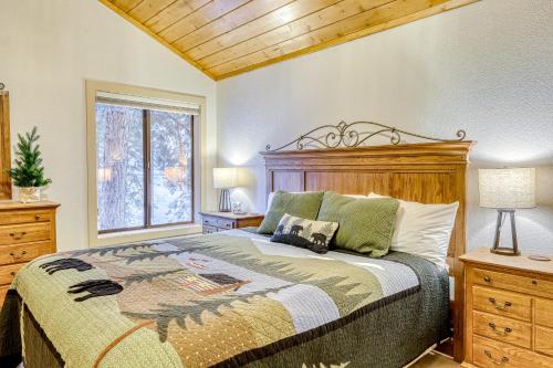 特拉基Gold Bear的一间卧室配有一张带木制床头板的床和窗户。