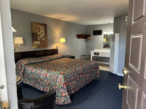 CubaFrontier Motel的一间酒店客房 - 带一张床和一间浴室