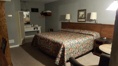 CubaFrontier Motel的一间位于酒店客房的卧室,配有一张床