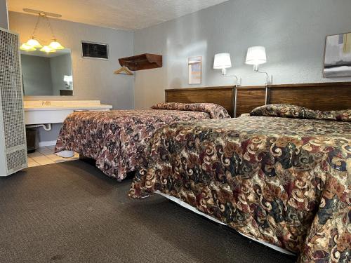 CubaFrontier Motel的酒店客房配有两张床和一张书桌