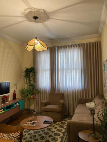 贝洛奥里藏特Casinha do Prado, conforto vintage, ar condicionado的客厅配有沙发和桌子