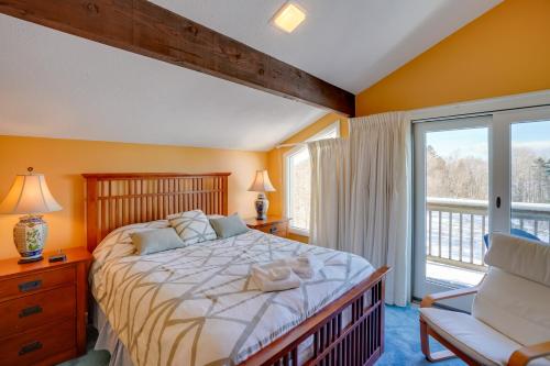 泊鲁Bright Bromley Mountain Condo with 2 Balconies!的一间卧室设有一张大床和一个窗户。