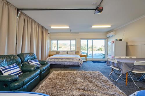凯库拉Kakatu Retreat Bed & Breakfast的客厅配有沙发和1张床
