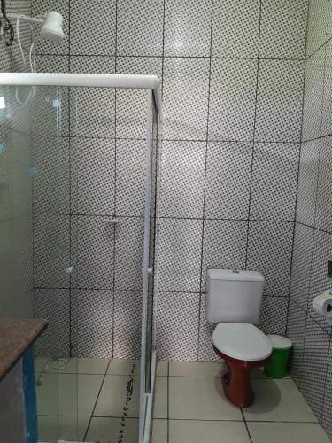 马卡埃Cantinho do sossego的一间带卫生间和淋浴的浴室