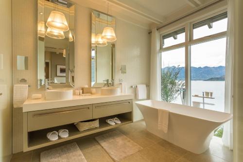 皇后镇Rosewood Matakauri的一间带两个盥洗盆和大镜子的浴室