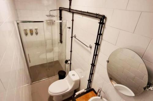 圣地亚哥Tinka的一间带卫生间和镜子的浴室
