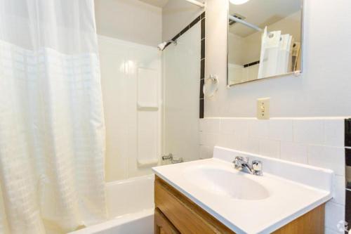 里兹波特Anchor Bay Inn By OYO Reedsport的白色的浴室设有水槽和淋浴。