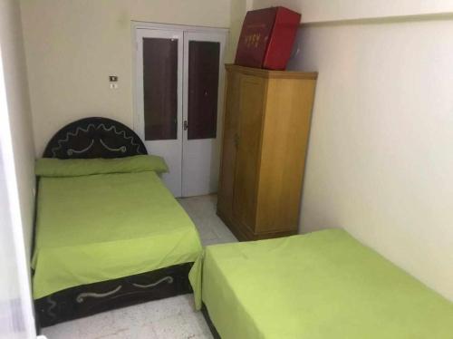 Buba apartment的小房间设有两张床和橱柜