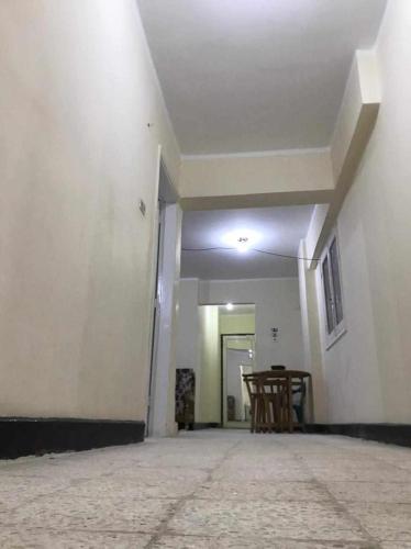 Buba apartment的一间空房间,配有椅子和白色的墙壁