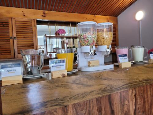 格塞尔镇Hotel Portofino by CPH的带有许多不同类型玻璃搅拌机的柜台