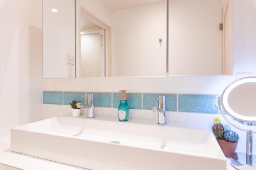 宫古岛Crystal Villa ikema的白色的浴室设有水槽和镜子