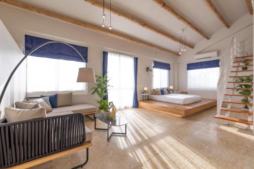 宫古岛Crystal Villa ikema的一个带床和沙发的大客厅