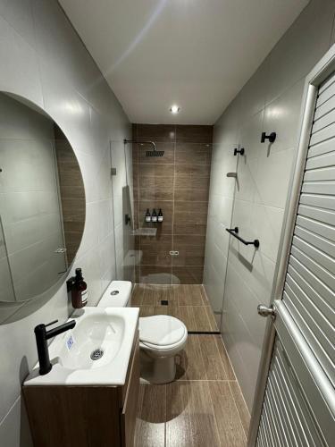 里奥阿查Casa Gali的浴室配有卫生间、盥洗盆和淋浴。
