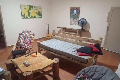 圣若昂-达巴拉Casa cânions Furnas的配有一张床、一张桌子和吉他的房间