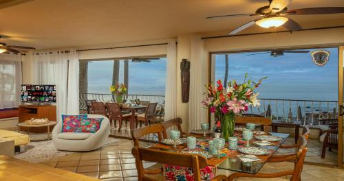 巴亚尔塔港Ocean Front, 3 bedroom, 3 bathroom, Casa Natalia, Playa Esmeralda的一间带桌椅的客厅和一个阳台