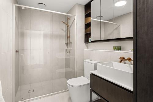墨尔本Boutique Stays - Camillea的浴室配有卫生间、盥洗盆和淋浴。