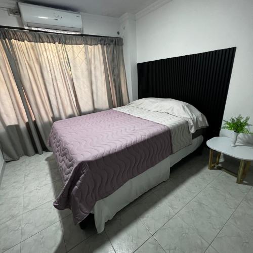 卡塔赫纳Apartamentos San José的一间卧室配有一张大床和一张桌子