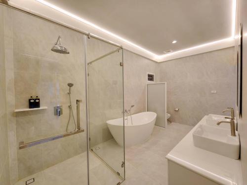 邦帕利Niyham Pool Villa的带淋浴、卫生间和盥洗盆的浴室