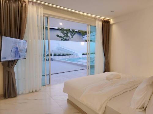 邦帕利Niyham Pool Villa的一间卧室配有一张床,享有游泳池的景色