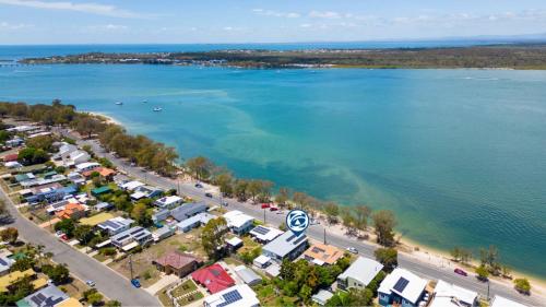 贝尔拉拉Fishing and Swimming at your doorstep - Sylvan Beach Esp, Bellara的享有海滩和水域的空中景致