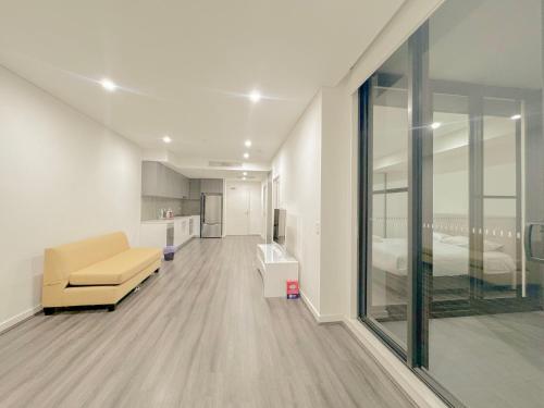 悉尼Burwood Cozy Apartment Free Parking的带沙发的客厅和卧室