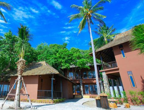涛岛涛岛海滩俱乐部酒店的一座棕榈树建筑