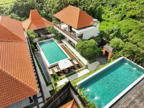 坎古The Bija Villas by Nakula的享有带游泳池的别墅的空中景致