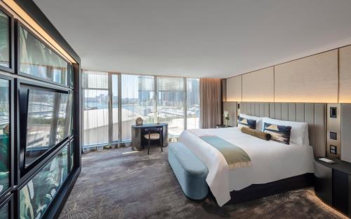 悉尼达令酒店的酒店客房设有一张床和一个大窗户