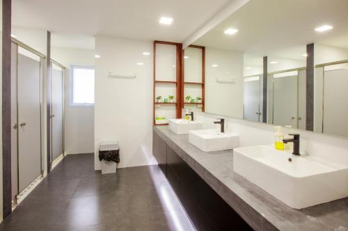 Ban NongdouangLafami Hostel的浴室设有2个水槽和2面镜子