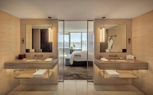 悉尼达令酒店的一间带两个盥洗盆的浴室和一间卧室