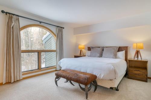 特柳赖德Riverside Condos C102 by AvantStay Condo Close To Downtown Town Park Ski Lift 8的一间卧室设有一张床和一个大窗户