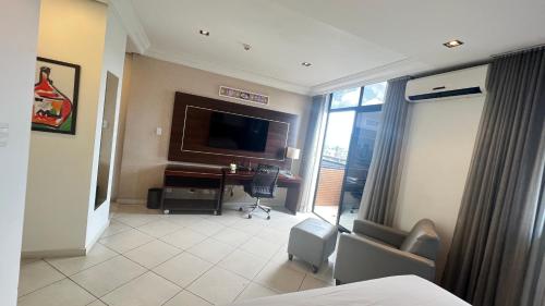 马瑙斯Flat Manaus Hotéis Millenniun的酒店客房设有电视和客厅。