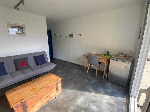 WaimaukuPukeatua Farmstay的客厅配有沙发和桌子